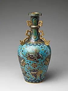 清乾隆 掐絲琺瑯獅戲紋瓶|Vase with lions