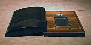 竹蒔絵硯箱|Writing Box (Suzuribako) in the Shape of a Piece of Bamboo