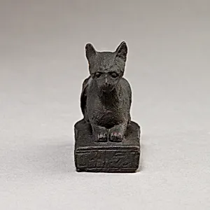 Cat on base inscribed for Bastet and an offerer