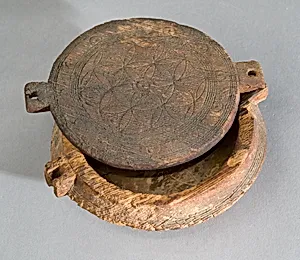 Circular Cosmetic Box with a Swivel Lid