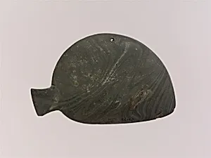 Fish-shaped palette with the remains of green pigment