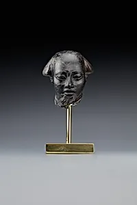 Head fragment from a statuette depicting a "Bald one of Hathor" priest