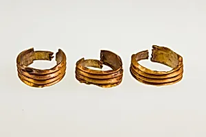Ribbed Penannular Earring