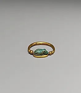 Ring set with a mouse design amulet