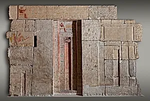 West wall of the chapel of Kaemsenu with niches for Iretnub, Kaemsenu and Werdjedptah