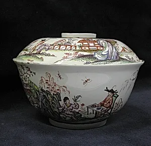 Bowl with cover by Vienna|Claudius Innocentius Du Paquier period