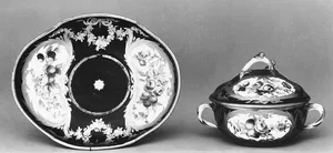 Bowl with cover and stand (écuelle ronde tournée et plateau ovale)