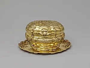 Oval box with cover
