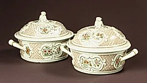 Pair of covered tureens by Vienna|Claudius Innocentius Du Paquier period