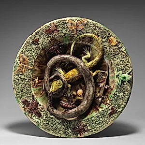 Round dish with fighting lizard and snake by Manuel Mafra