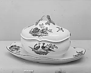 Sauce tureen