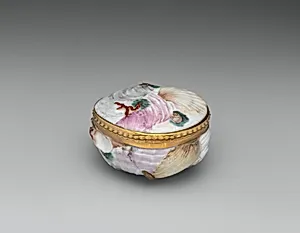 Shell-shaped snuffbox