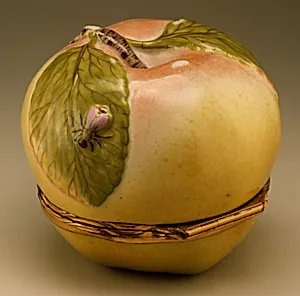 Snuffbox in the form of an apple by Meissen Manufactory