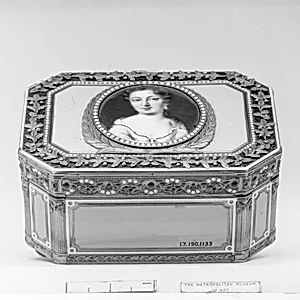 Snuffbox with portrait of a woman