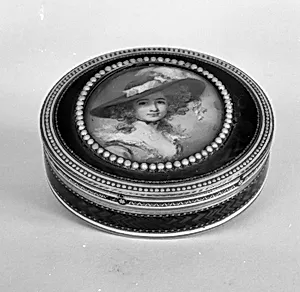 Snuffbox with portrait of a woman