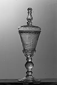 Standing cup with cover