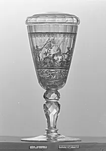 Standing cup with cover