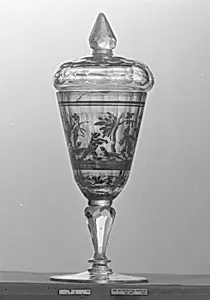 Standing cup with cover
