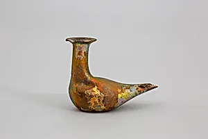 Glass bottle in the form of a bird