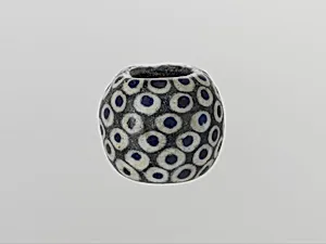 Glass eye bead