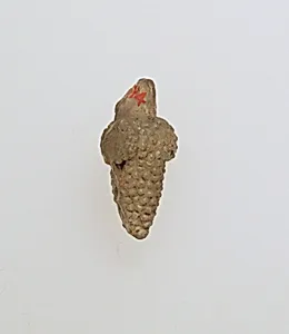 Glass pendant in the form of a bunch of grapes