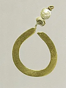 Gold and pearl earring (one of a pair)