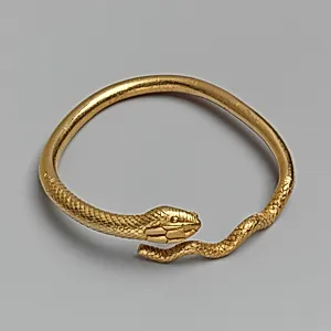 Gold bracelet in the form of a snake