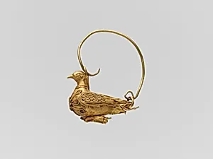 Gold earring in the form of a dove