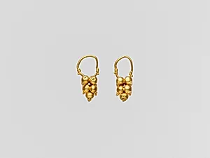Gold earring with clustered spheres and pyramidal granulation