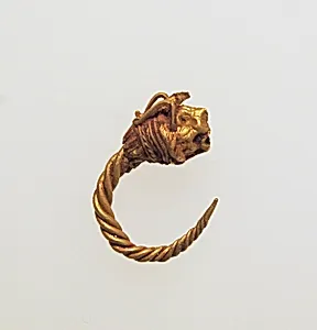 Gold earring with head of a lion