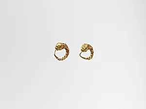 Gold earring with head of a lion