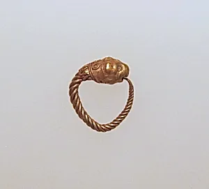 Gold earring with head of a lion