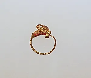 Gold earring with head of an antelope