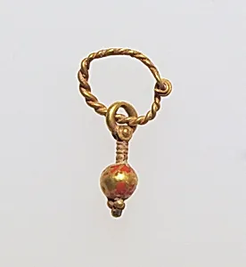 Gold earring with pendant