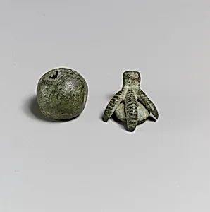 Vase, covered with bird's claw