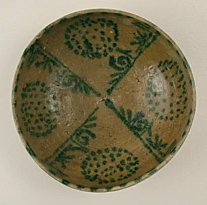 Bowl with Green Pseudo-Inscriptions and Clusters of Spots