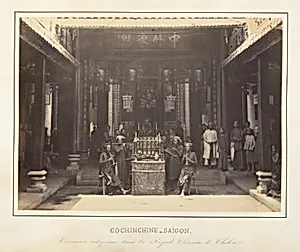 Cérémonie religieuse dans la Pagode Chinoise de Cholen, Saïgon, Cochinchine by Emile Gsell