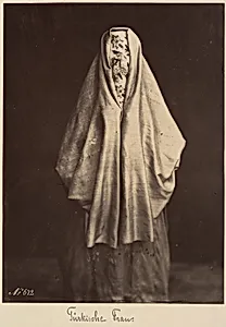 Femme turque en toilette de ville