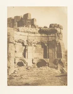 Hémicycle de l'enceinte des Temples, à Baâlbek