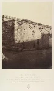 IIIe Station. Jésus tombe pour la première fois. Une colonne brisée et entendue a terre indique la place de cette station au lieu où la voie douloureuse tourne brusquement a gauche