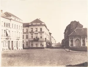 Il vient à Bruxelles, voit un appartement place du Cologne no. 7