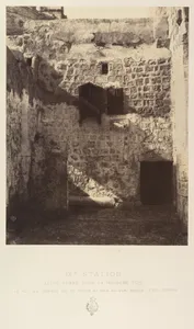 IXe Station. Jésus tombe pour la troisième fois. Le fut de colonne qui se trouve au pied du mur indique cette station.