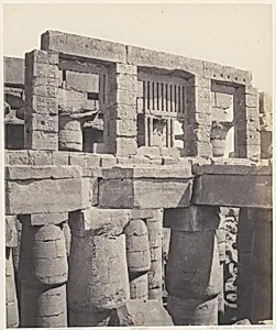 Karnak (Thèbes), Palais - Salle Hypostyle - Fenêtre et Chapiteaux des Galeries Latérales by Félix Teynard|Imprimerie Photographique de H. de Fonteny et Cie