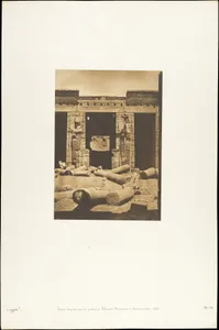 Piliers dans la cour du palais de Rhamsès-Meiamoun, à Médinet-habou (Thèbes)