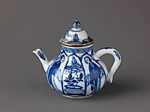 Small wine pot or teapot with a lid
