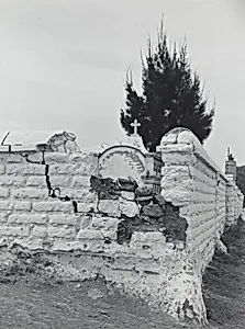 Barda de panteon (Enclosed cemetary)