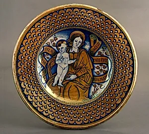 Large dish with scale border; in the center, the Madonna and Child