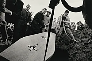 NORTHERN IRELAND. West Belfast. Mourners and press at the funeral of three Republican servicemen killed in Gibraltar.
