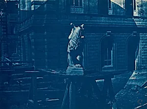 Sculpture de griffon sur un chantier à Marseille (Sculpture of a Griffin on a construction site in Marseille)
