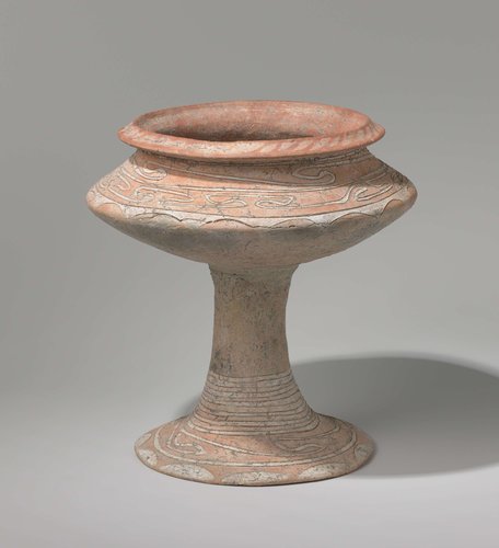 Bokaal op hoge voet met ingegrift spiraalpatroon